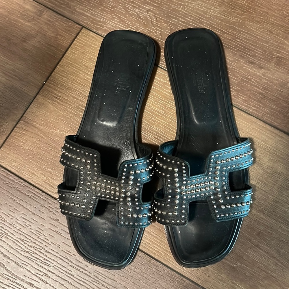 Hermes studded oran size 39